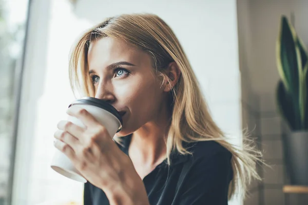 Fille Hipster Contemplative Aux Cheveux Blonds Regardant Loin Tout Buvant — Photo