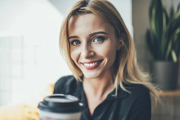 Primer Plano Retrato Chica Hipster Alegre Con Taza Comida Para — Foto de Stock