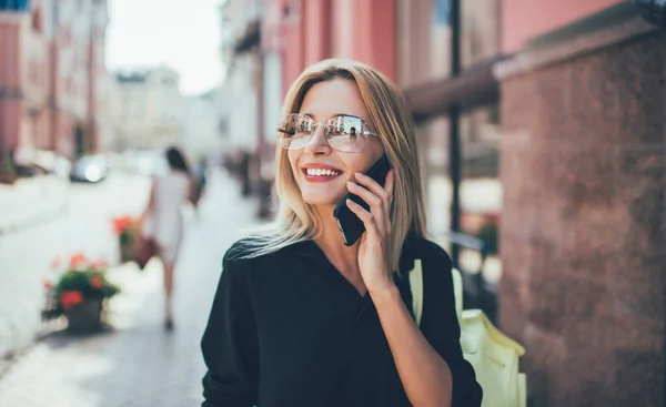 Glada Kvinnliga Resenären Solglasögon Kontakta Människor Mobiltelefon Gadget Ansluten Till — Stockfoto