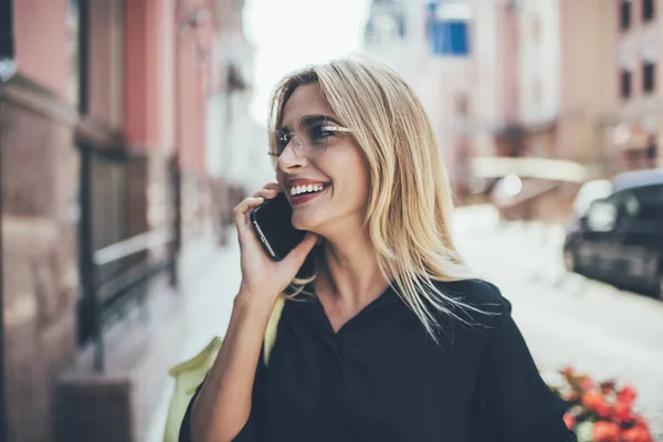 在手机交流过程中 真正的女性游客感觉很好 在手机上应用联系人应用程序 通过现代设备与可爱的微笑说话的积极女性 产生的概念 — 图库照片