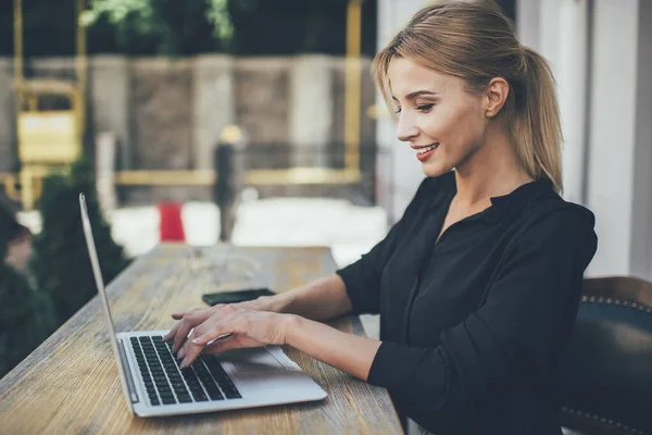 Junge Glückliche Frau Die Online Einkauft Indem Sie Einen Laptop — Stockfoto