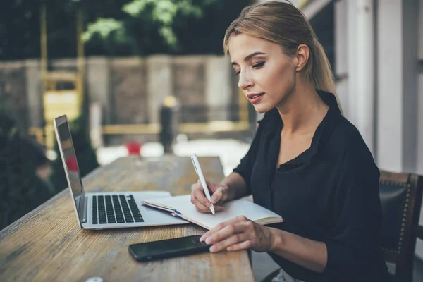 Seitenansicht Der Intelligenten Kaukasischen Studentin Jahre Alt Studium Freien Mit — Stockfoto