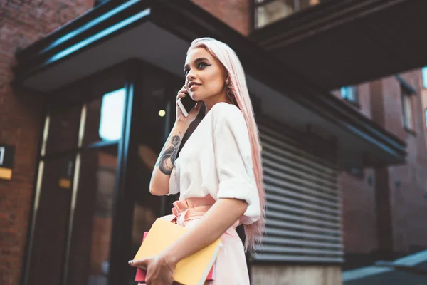 Sotto Vista Attraente Adolescente Alla Moda Con Consulenza Capelli Rosa — Foto Stock