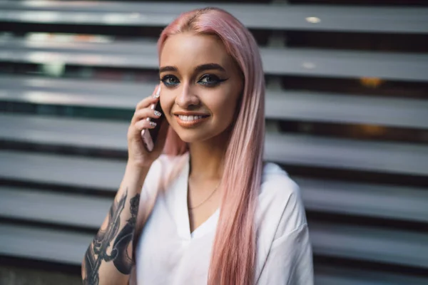 Крупный План Портрет Позитивной Девушки Подростка Розовыми Волосами Наслаждающейся Хорошим — стоковое фото