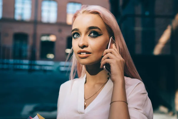 Mulher Adolescente Atraente Com Cabelo Colorido Comunicando Com Atendimento Cliente — Fotografia de Stock