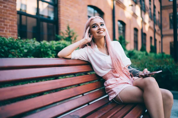 Menina Hipster Caucasiano Alegre Fones Ouvido Eletrônicos Ouvir Playlist Música — Fotografia de Stock