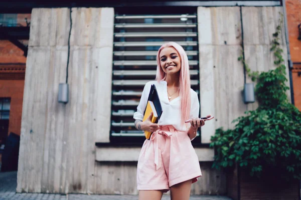 Mezza Lunghezza Ritratto Studentessa Soddisfatta Con Capelli Rosa Godendo Tempo — Foto Stock