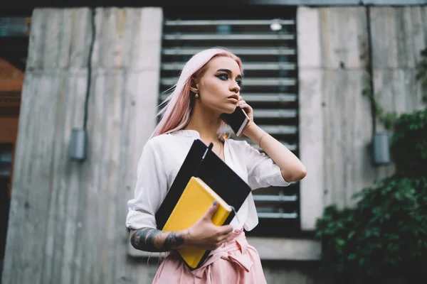 Estudante Universitária Atraente Grave Ter Telefone Celular Conversa Standingg Livre — Fotografia de Stock