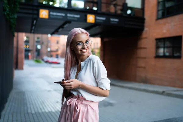 Retrato Metade Comprimento Menina Hipster Positiva Com Cabelo Rosa Desfrutando — Fotografia de Stock