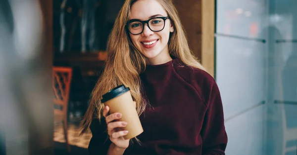 Portret Van Vrolijke Blanke Vrouwelijke Tiener Stijlvolle Brillen Voor Oogbescherming — Stockfoto