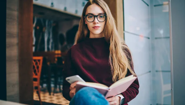 Portret Van Serieuze Vrouwelijke Lezer Optische Bril Voor Oogbescherming Handboek — Stockfoto