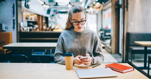 Grave Blogger Donna Occhiali Che Aggiorna Software Sul Telefono Cellulare — Foto Stock