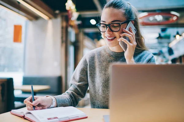 Positieve Vrouwelijke Bellen Naar Klantenservice Voor Online Consultancy Internetverbinding Voor — Stockfoto