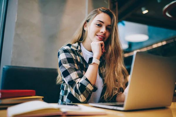 Porträtt Söt Hipster Student Sitter Vid Laptop Och Ler Mot — Stockfoto