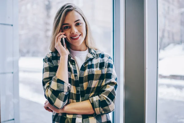 Retrato Mujer Alegre Vestida Con Ropa Casual Llamando Amigo Usando —  Fotos de Stock