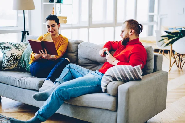 Aantrekkelijk Hippe Meisje Lees Boek Besteden Vrije Tijd Thuis Met — Stockfoto