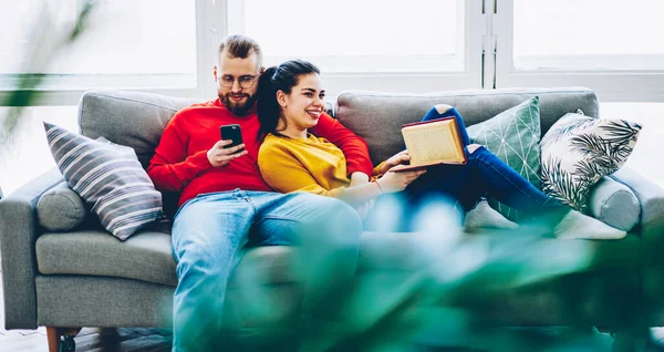 Junges Hipster Paar Erholt Sich Gemeinsam Auf Bequemer Couch Zufrieden — Stockfoto