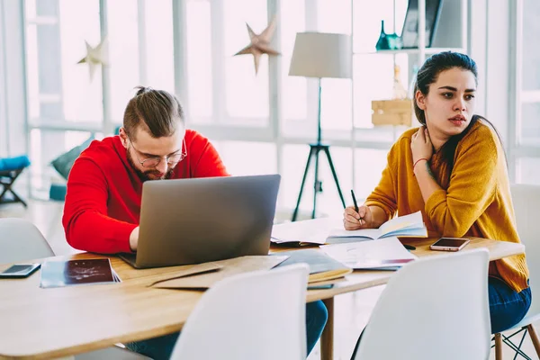 Mujer Caucásica Mirando Hacia Otro Lado Mientras Que Las Actualizaciones — Foto de Stock