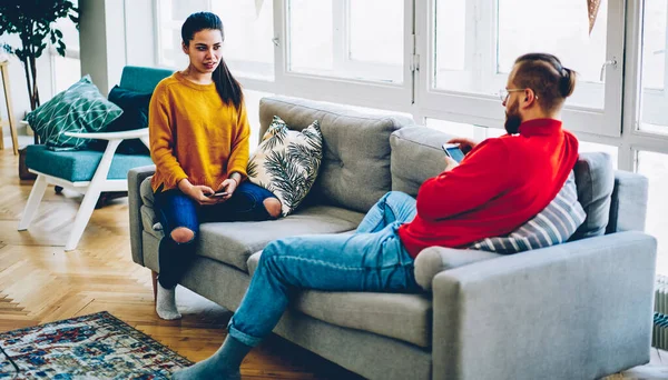 Junge Familie Diskutiert Ernsthaft Über Häusliche Probleme Sitzt Mit Abstand — Stockfoto