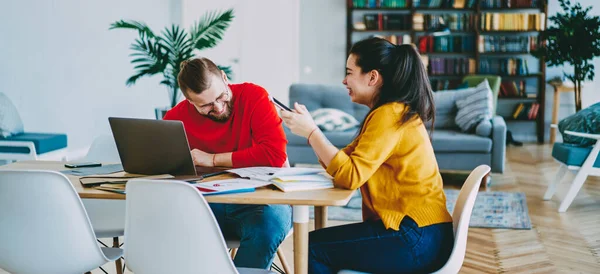 Glada Manliga Och Kvinnliga Studenter Som Har Roligt Att Förbereda — Stockfoto