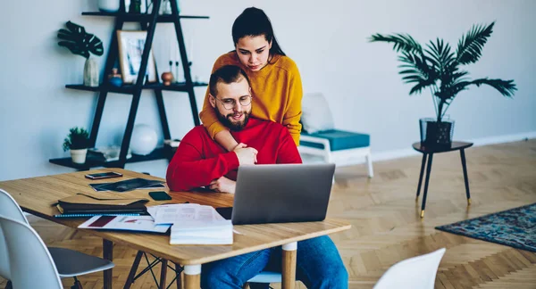 Positives Verliebtes Paar Das Sich Laptop Filme Anschaut Und Zeit — Stockfoto