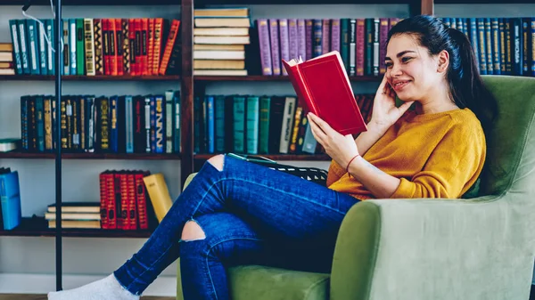 Mujer Joven Sonriente Disfrutando Literatura Descansando Con Cambiador Página Sala —  Fotos de Stock