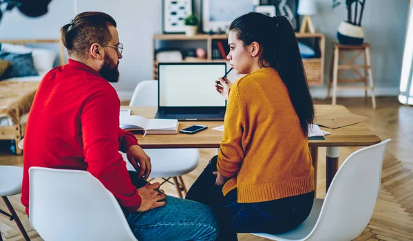 Bedachtzame Mannelijke Vrouwelijke Studenten Zitten Het Bureaublad Met Laptop Computer — Stockfoto