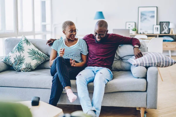 Šťastný Africký Americký Pár Směje Vtipný Vtip Sedí Gauči Obývacím — Stock fotografie
