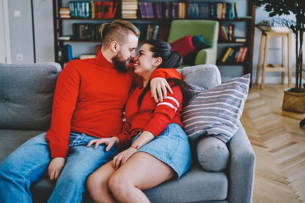 Romantyczna Para Miłości Siedzi Przytulnej Kanapie Domu Przytulanie Komunikowanie Się — Zdjęcie stockowe