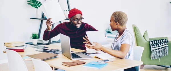 Emotioneel Afrikaans Amerikaans Huwelijk Heeft Quorall Bij Het Plannen Van — Stockfoto