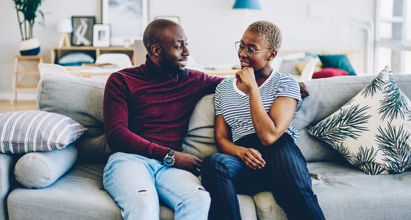 Joven Afroamericano Matrimonio Tener Conversación Pasar Tiempo Casa Interior Juntos — Foto de Stock