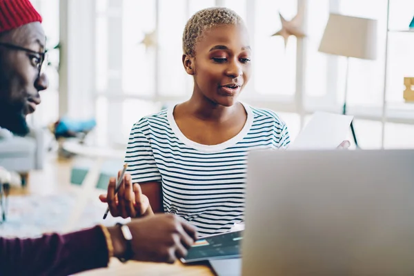 Ausgeschnittenes Bild Eines Afrikanisch Amerikanischen Männlichen Lehrers Der Einer Kollegin — Stockfoto