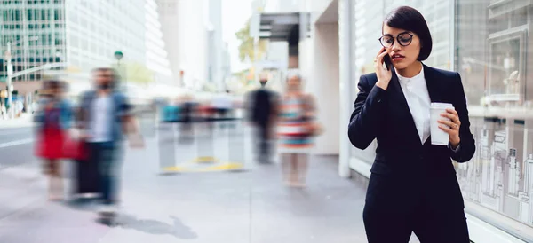 Gestora Femenina Seria Vestida Con Ropa Formal Hablando Smartphone Sosteniendo — Foto de Stock