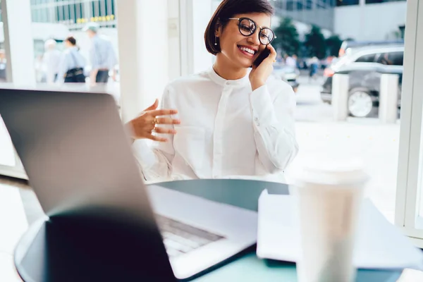 Comerciante Alegre Mujer Disfrutando Descanso Del Trabajo Distancia Con Ordenador — Foto de Stock