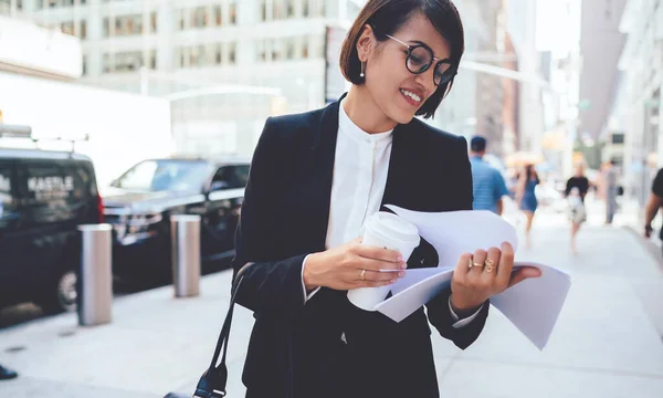 Empresária Alegre Óculos Elegantes Rua Nova York Com Documentos Gerente — Fotografia de Stock