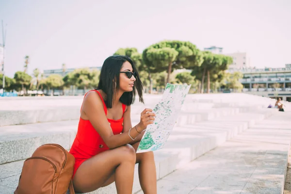 Attraente Ragazza Hipster Vestita Abbigliamento Elegante Controllare Informazioni Dalla Mappa — Foto Stock