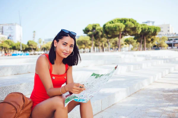 Portret Van Gelukkig Hippe Meisje Met Locatie Papieren Kaart Handen — Stockfoto