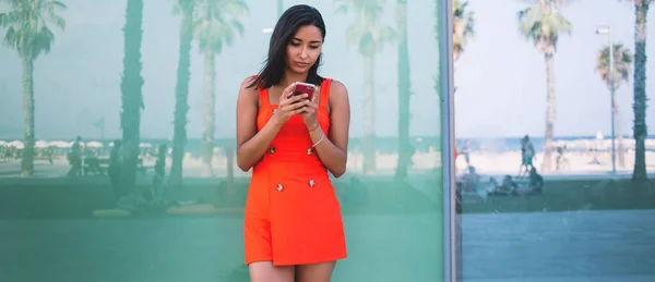 Joven Mujer Milenaria Lectura Vestido Casual Recibió Comentario Para Publicación — Foto de Stock