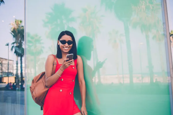 Halva Längden Glada Kvinna Trendiga Solglasögon Ler Och Njuter Smartphone — Stockfoto