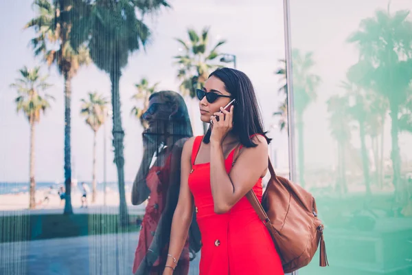 Milenyum Kadın Turist Şık Güneş Gözlükleriyle Gezen Megabaytlar Kullanarak Müşteri — Stok fotoğraf
