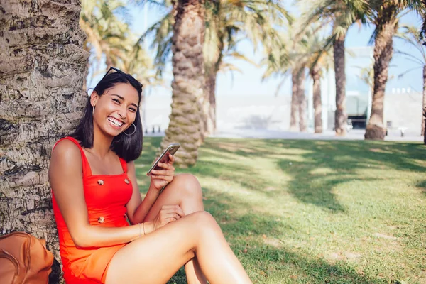 Portret Van Emotioneel Hippe Meisje Met Blijdschap Het Gezicht Glimlachen — Stockfoto