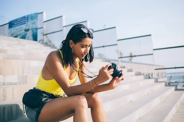 Giovane Ragazza Hipster Spagnolo Abbigliamento Casual Controllare Immagini Sulla Tecnologia — Foto Stock