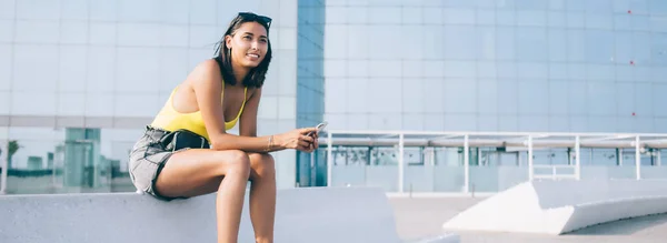 Mujer Positiva Ropa Casual Sentada Entorno Urbano Con Dispositivo Teléfono — Foto de Stock