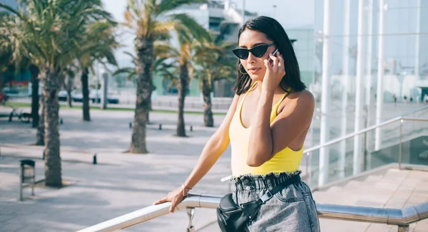 Çekici hippi kızın yarım boy portresi. Kameraya bakıyor ve arkadaşlarıyla uluslararası sohbetler yapıyor. Gezici, çekici İspanyol kadın.