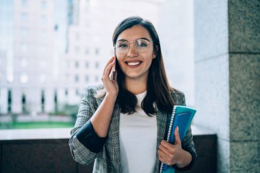 Elinde not defteriyle kameraya gülümseyen neşeli Türk kadın girişimcinin yarı uzunluktaki portresi, internette gezinen arkadaşla uluslararası olumlu bir diyalog kuruyor.