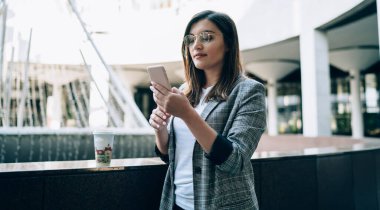 İnternet sitesinden ziyaretçilerin online istatistiklerini izleyen çekici Türk kadın blogcu, akıllı telefon ayarlarını güncellemek için başvuru formlarını kontrol eden modaya uygun gözlüklü bin yıllık kadın