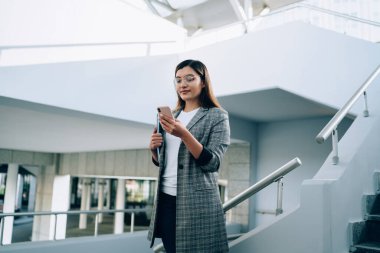 Kampüsteki devlet İnternet 'ine bağlı üniversite sitesinde ders programlarını kontrol eden çekici bayan öğrenci, okuyan Türk hippi kız cep telefonu başvurusu için tebligat aldı