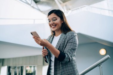 Mutlu milenyum blogcusu, tatilde takipçilerle sohbet eden ziyaretçilerin iyi istatistikleriyle dolu bir e-posta aldı. Akıllı telefon aracılığıyla e-posta yazan neşeli hippi öğrenci.