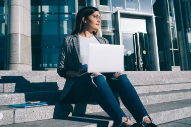 Milenyum kadın yazılım geliştiricisi dizüstü bilgisayardaki antivirüsü güncellemek için program metni üzerinde kafa yoruyor. İnternet bağlantısını düşünen modern ağlı yetenekli bir kadın.