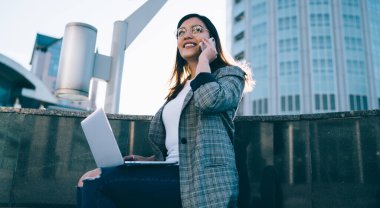 Milenyum kadın serbest çalışanın cep telefonuyla iletişim kurduğu, bilgisayarla uzaktan yakından ilgilenen, cep telefonuyla arkadaşlarıyla iletişim kuran,